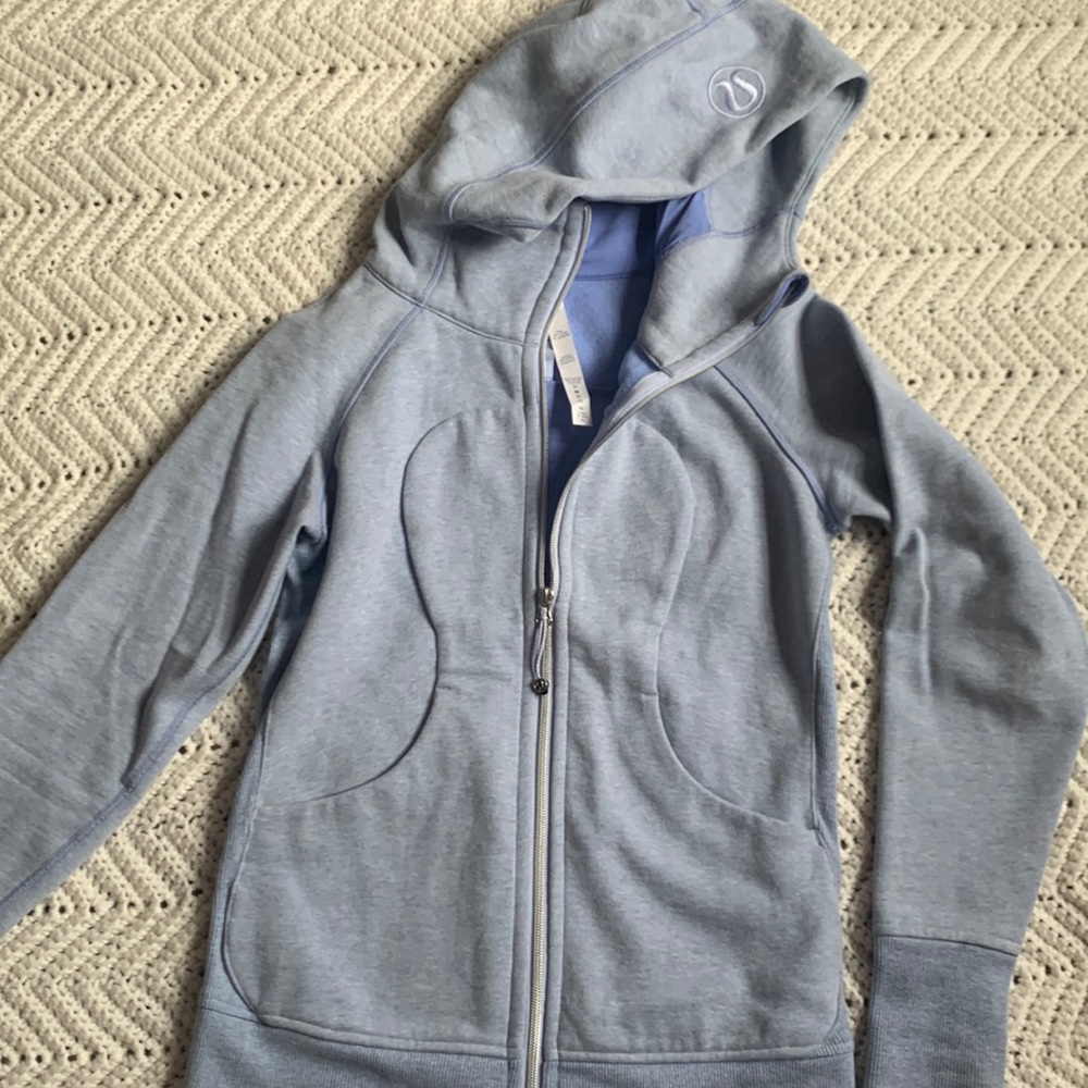 Lululemon zip up hoodie with pockets. Warm and fitted fit.